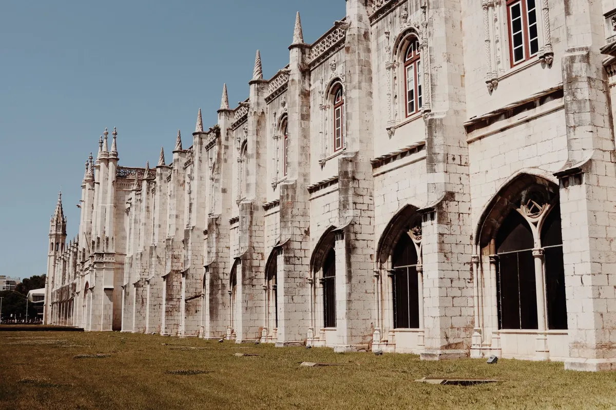 The Belém line: monastery, monuments and custard
