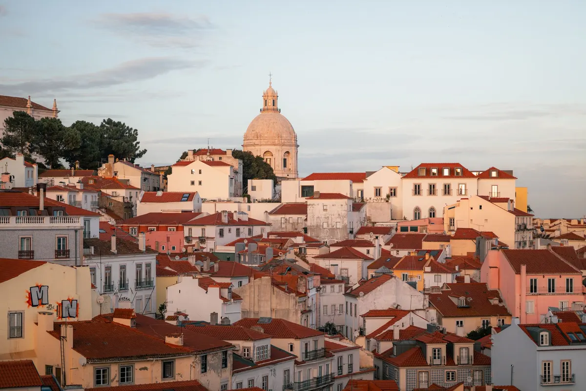Ride up, walk down: Graça, the castle and Alfama